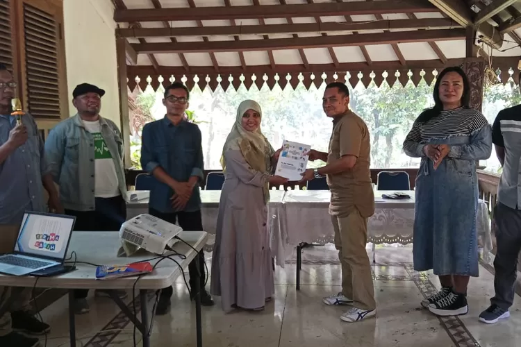 Koordinator KPA Kota Depok, Ferry Birowo saat menerima pengajuan pengeloaan dana swakelola tipe 3 dari salah satu pegiat HIV/AIDS di Rumah Kebon Astuty, Kelurahan Cinangka, Kecamatan Sawangan, Kota Depok, Kamus (20/6).  (GERARD SOEHARLY/RADAR DEPOK)