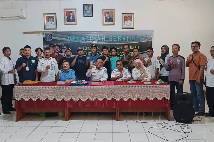 Puluhan warga dari seluruh unsur mengikuti pelatihan servis AC di Aula Kantor Kelurahan Pangkalanjati Baru, Cinere, Depok, Rabu (19/6). (RADAR DEPOK)