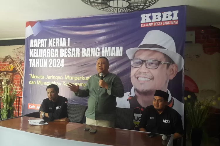 Founder Lembaga Survei KedaiKOPI, Hendri Satrio, hadir sebagai pemberi materi, saat Raker Keluarga Besar Bang Imam (KBBI), di D'Juntos Coffee N Kitchen, Kawasan Grand Depok City, Jumat (21/6).  (Junior/Radar Depok)
