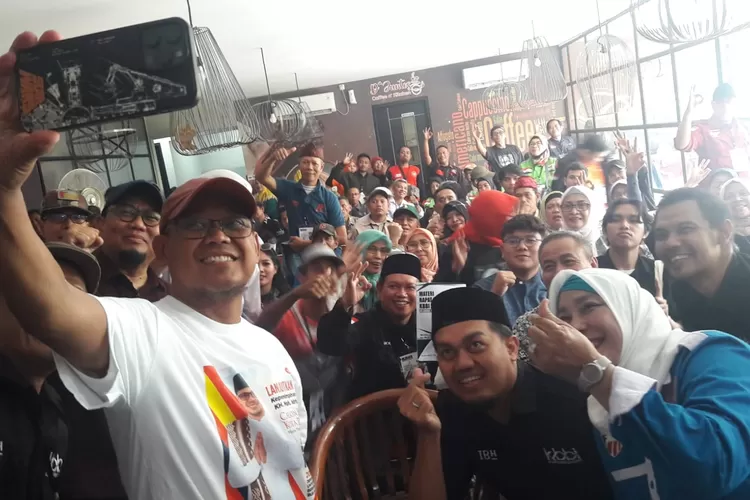 Calon Walikota Depok, Imam Budi Hartono, berswafoto bersama komunitas, saat Relawan Keluarga Besar Bang Imam (KBBI) melaksanakan Rapat Kerja (Raker), di D'Juntos Coffee N Kitchen, Kawasan Grand Depok City, Jumat (21/6).  (Junior/Radar Depok)