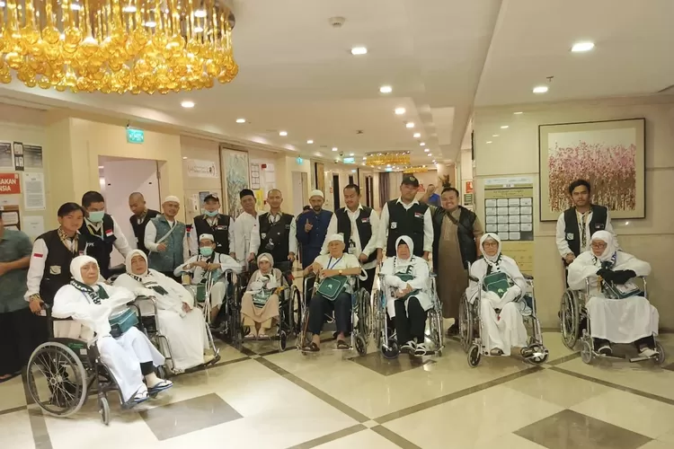 Pimpinan Kantor Safarah Ziarah Haramain Tour &amp; Travel Depok, Habib Idrus Al Gadri bersama jemaah haji Depok