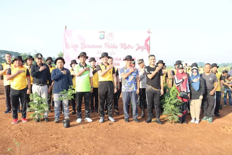 Kapolres Metro Depok, Kombes Arya Perdana membagikan bantuan sosial dalam rangka HUT Bayangkara ke 78  kepada masyarakat Kelurahan Cisalak, Kecamatan Sukmajaya. (DOK POLRES METRO DEPOK)