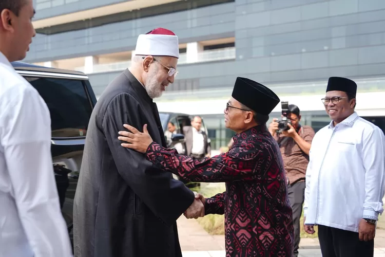 Rektor UIII, Prof Jamhari menyambut kedatangan Wakil Syekh Besar Univesitas Al-Azhar Mesir, Prof Muhammad adh-Dhuwaini.