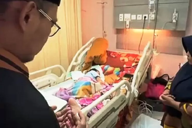 Wakil Walikota Depok Imam Budi Hartono saat menjenguk dan mendoakan Suci Rahmawati di RS UI, korban kecelakaan bus maut SMK Lingga Kencana, Selasa (25/6). (TANGKAPAN LAYAR)