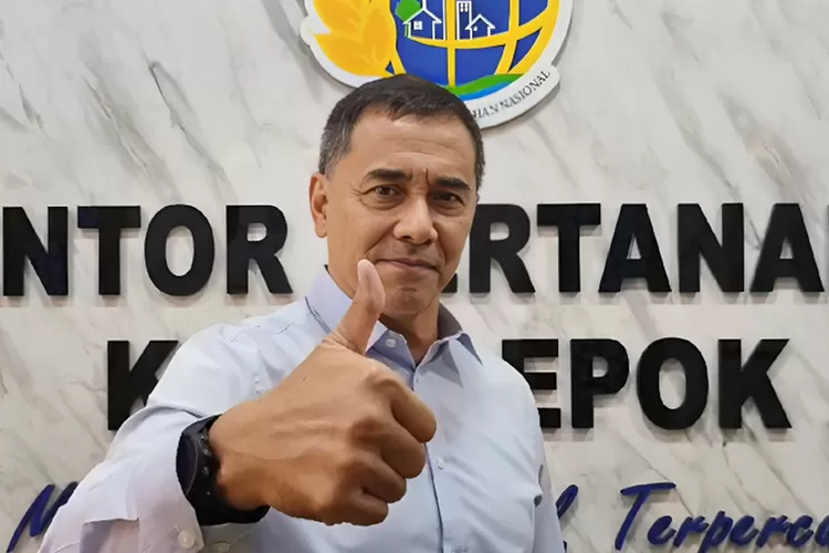 Aktor film Indonesia Fendy Pradana menyambangi Kantor Pertanahan Kota Depok dan sempat berbincang dengan wartawan, Senin (24/6). 