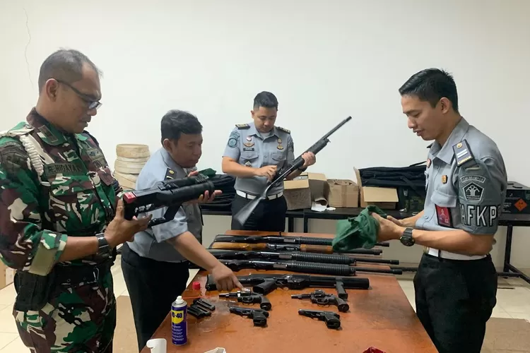 Kepala Kesatuan Pengamanan Rutan, Mochammad Farih Hazin, melakukan pengecekan rutin senjata api milik rutan, Selasa (25/6).  (Rutan Depok)