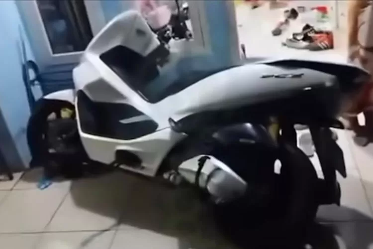 TANGKAPAN LAYAR : Sebuah motor customernya yang ditendang oleh pelaku berinisial SS di di Jalan H Japat, Kelapa Dua RTM, Kelurahan Tugu, Kecamatan Cimanggis, Jumat (21/6).