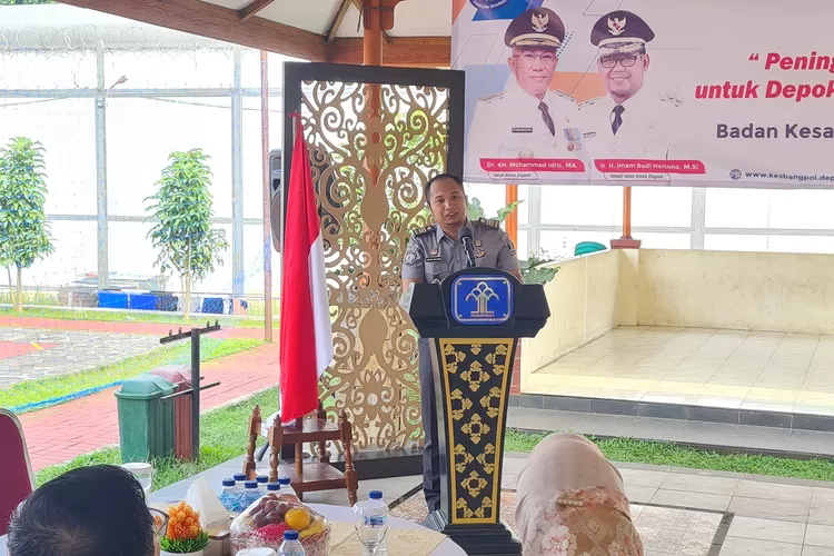 Kepala Seksi Pelayanan Tahanan Rutan Kelas I Depok, Gaffar Waliyondi, menerima kunjungan Kepala Badan Kesatuan Bangsa dan Politik (Bakesbangpol) Kota Depok, Lienda Ratnanurdiansyah, Selasa (25/6). (Rutan Depok)