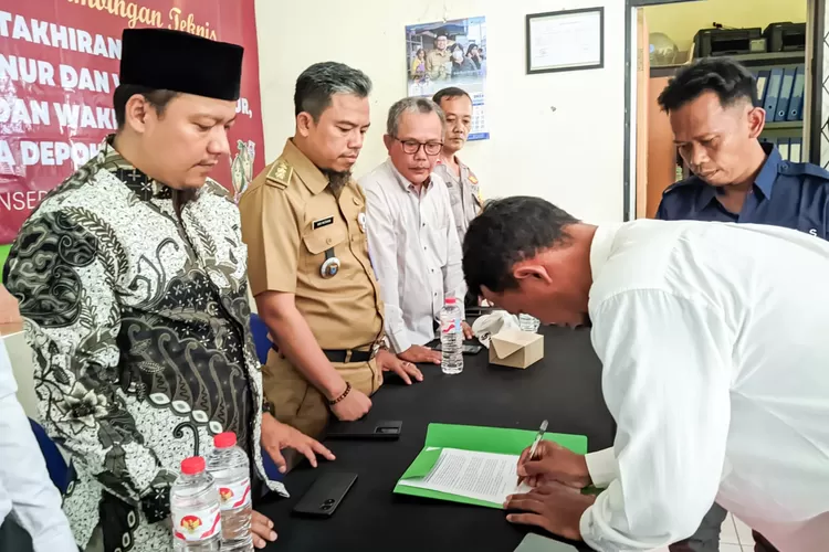 BERTUGAS : Saat prosesi pelantikan Petugas Pemutakhiran Data Pemilih (Pantarlih) tingkat Kelurahan Duren Seribu, Kecamatan Bojongsari, Kota Depok, Senin (24/6). (ALDY RAMA/RADAR DEPOK)