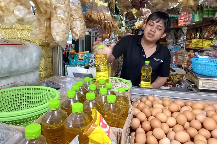 Salah satunya oleh pedagang sembako Pasar Tugu, Celvin Irawan sedang menunjukkan minyakita yang stoknya masih banyak, Selasa (25/6). (ANDIKA EKA/RADAR DEPOK)