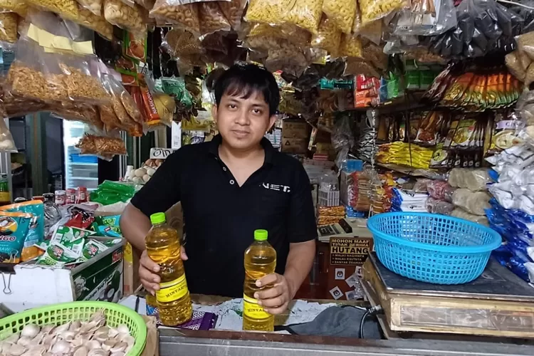 Salah satu pedagang Minyakita di Pasar Tugu, Kecamatan Cimanggis Kota Depok. (ANDIKA EKA/RADAR DEPOK)