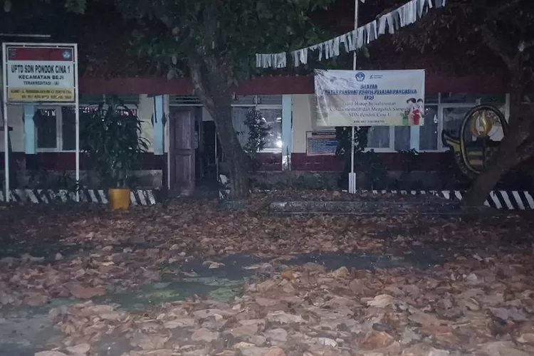 Kondisi bekas Gedung SDN Pondok Cina 1 yang penuh dengan sampah dan terbengkalai, Rabu (26/6). (EJAR/RADAR DEPOK)