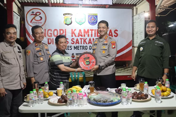 Kapolres Metro Depok, Kombes Arya Perdana saat Ngopi Kamtibmas bersama warga di Pos Satkamling, Kelurahan Tugu, Cimanggis, Kecamatan Cimanggis, beberapa waktu lalu.  (ISTIMEWA)