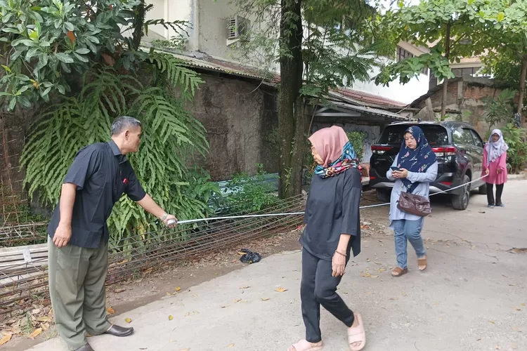 DKR membantu mengukur jarak rumah siswa miskin ke SMAN 4 Depok.  (Yusuf Buhori/Radar Depok)