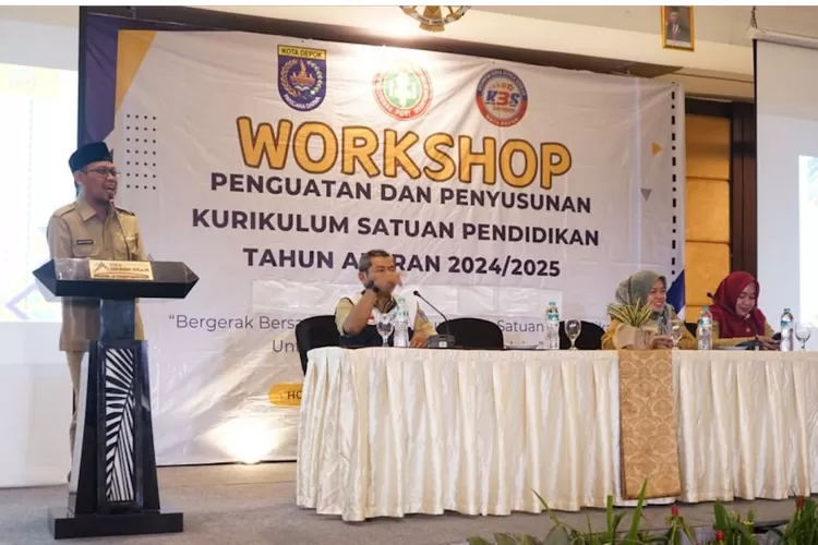Wakil Walikota Depok, Imam Budi Hartono, membuka Workshop Penyusunan Kurikulum Nasional Satuan Pendidikan Kecamatan di Wilayah Kota Depok, di Green Peak Hotel and Convention, Bogor, Senin (24/6).