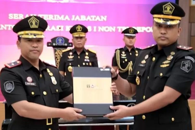 Irvan Triansyah (kanan) resmi menggantikan Henry Wibowo sebagai Kepala Kantor Imigrasi Non TPI Depok, dalam sertijab di Aula Soepomo, Jalan Jakarta, Kota Bandung.