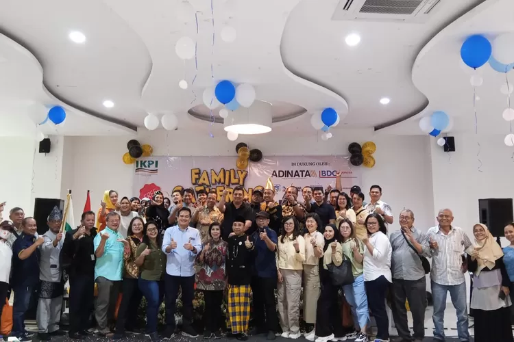 Ketua IKPI Cabang Depok, Nuryadin Rahman (tengah) foto bersama dengan peserta Family Gathering di Lantai 3 Gedung Rabbani, Jalan Margonda Raya, Kecamatan Pancoranmas, Sabtu (29/6).  (GERARD SOEHARLY/RADAR DEPOK)