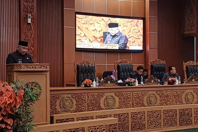 Pemkot Depok bersama DPRD Kota Depok mengesahkan dua Rancangan Peraturan Daerah (Raperda) menjadi peraturan daerah (Perda), dalam Rapat Paripurna, di Gedung DPRD Kota Depok, Kamis (27/4). Walikota Depok, Mohammad Idris membacakan pandangannya.  (ANDIKA EKA/RADAR DEPOK)