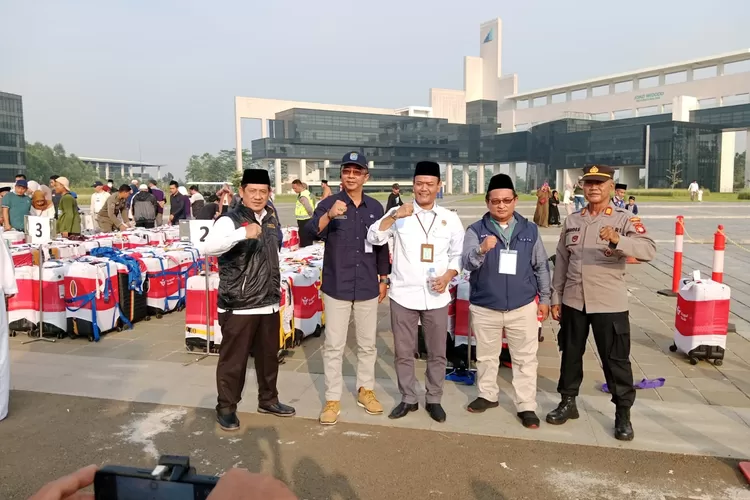 Penyambutan kedatangan jemaah haji kloter 21 JKS yang tiba di UIII Kota Depok, Selasa (2/7). (ANDIKA EKA/RADAR DEPOK)