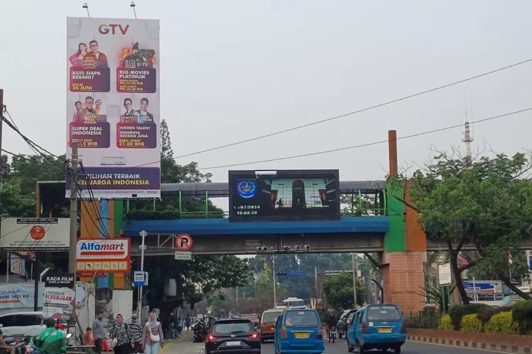 Salah satu reklame yang berada di Jalan Margonda Raya. (ANDIKA EKA/RADAR DEPOK)