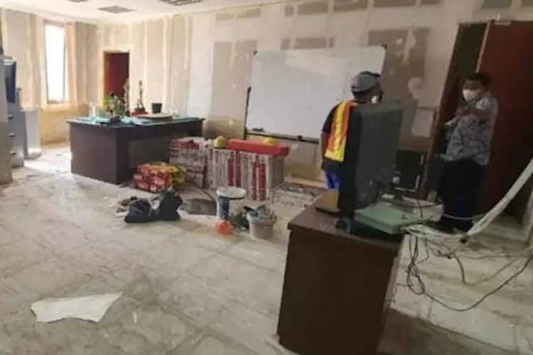 Renovasi salah satu ruangan di Gedung Dibaleka Balaikota Depok, Selasa (2/7).