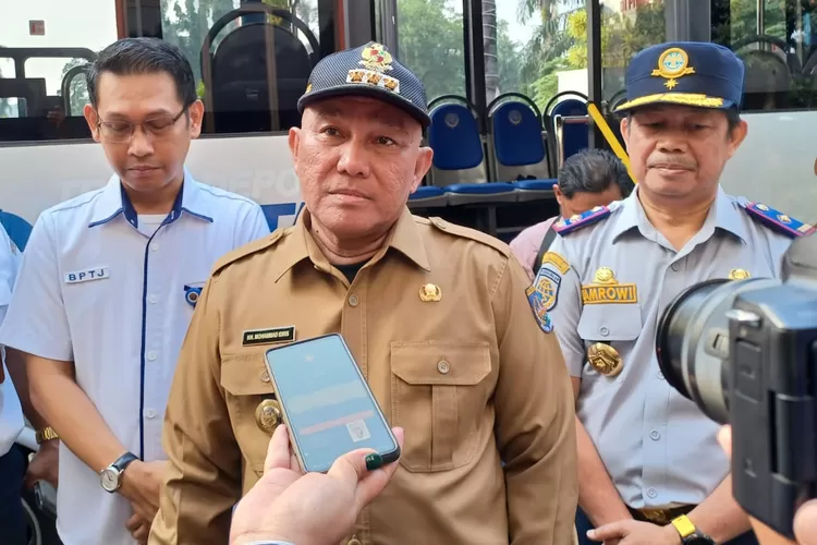 Wawancara dengan Walikota Depok, Mohammad Idris di depan Gedung Balaikota Depok, (2/7). (MONICA REISTIE/RADAR DEPOK)