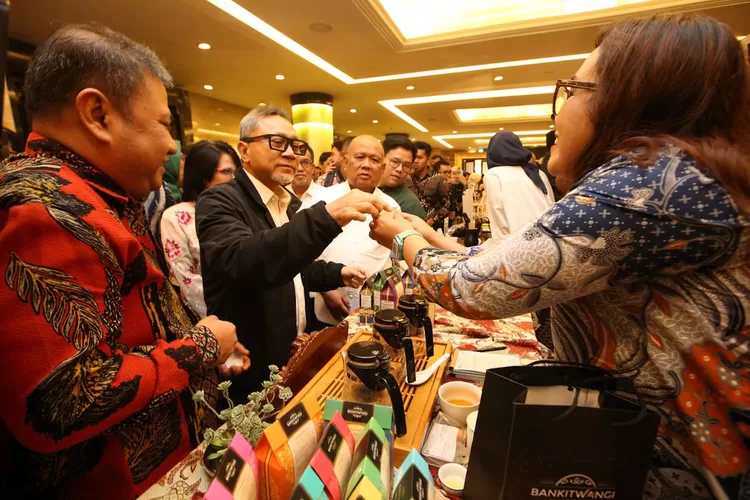 Menteri Perdagangan RI, Zulkifli Hasan hadir dalam  showcase UMKM Karya Kreatif Jawa Barat dan Pekan Kerajinan Jawa Barat (KKJ-PKJB) 2024
