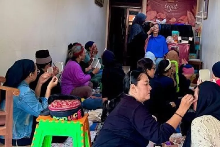 SERU : Bintang Preneur UMKM Depok saat menggelar pelatihan tata rias kecantikan bagi warga Beji, Kota Depok, Senin (1/7). (DOKUMEN BINTANG PRENEUR UMKM DEPOK)