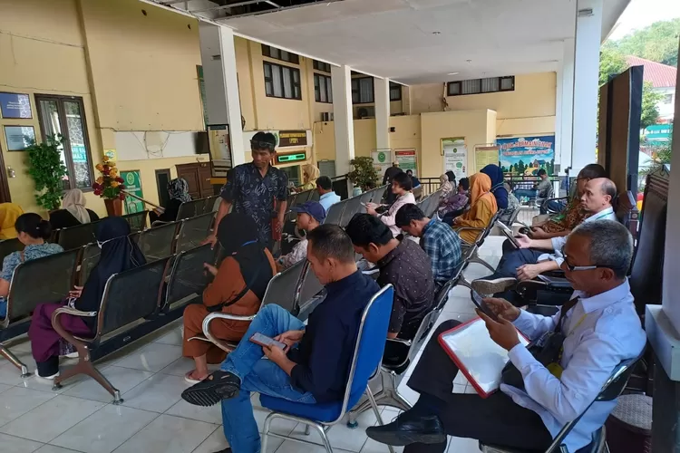 Antrean perceraian di Ruang Tunggu Pengadilan Agama Depok. (MONICA REISTIE/RADAR DEPOK)