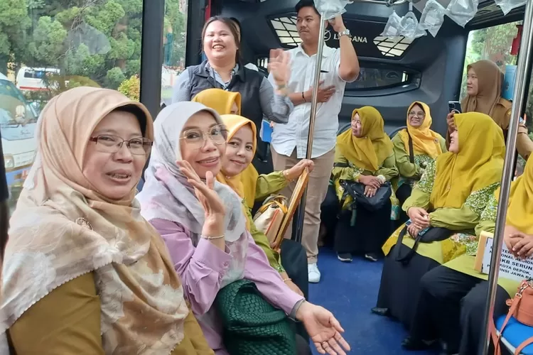 Ketua TP PKK Kota Depok, Elly Farida bersama para ibu PKK sedang menaiki Biskita Trans Depok di wilayah Gedung Balaikota Depok. (MONICA REISTIE/RADAR DEPOK)