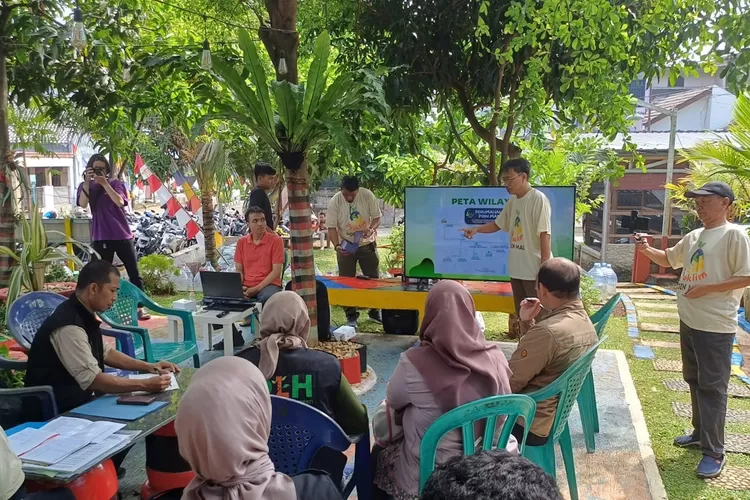 Pemaparan yang dilakukan oleh Wakil Ketua Kampung Proklim RW11 Rangkapan Jaya kepada Tim KLHK pada verivikasi tingkat utama 2024. (ANDIKA EKA/RADAR DEPOK)