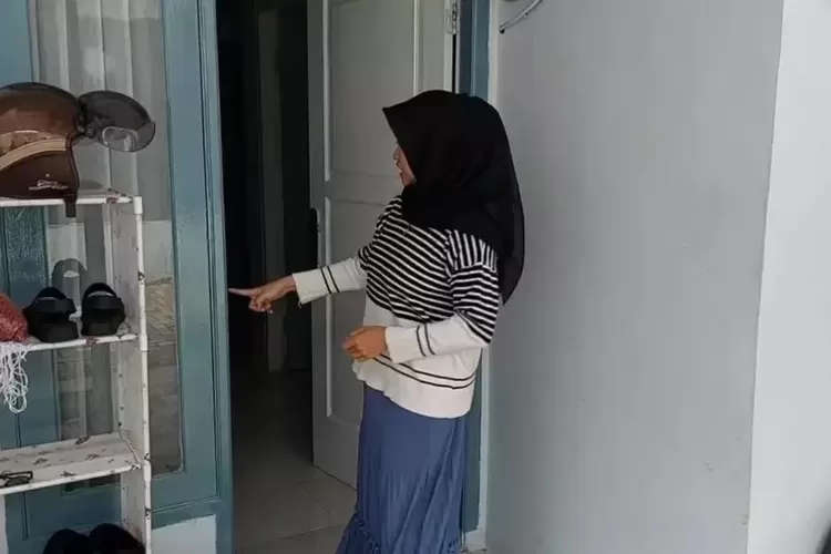 Suasana rumah korban pencurian di Jalan Sasak Griya Amanah 4, RT 3 RW 7, Kelurahan Kalimulya, Kecamatan Cilodong, Jumat (4/7).  (ISTIMEWA)