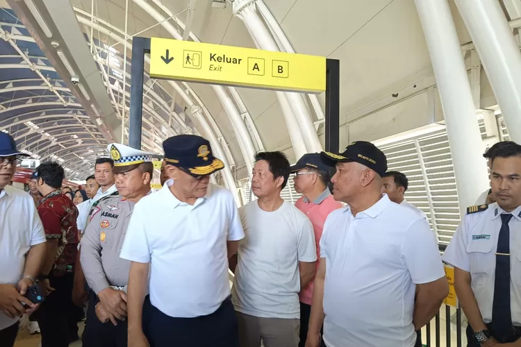 Plt Kepala BPTJ, Tadan Rustandi bersama Walikota Depok, Kohammad Idris, saat meninjau stasiun LRT Harjamukti di Kecamatan Cimanggis, Kota Depok. (ANDIKA EKA/RADAR DEPOK)