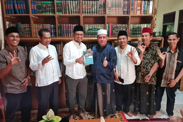 Imam Budi Hartono Sambangi Kediaman Ulama Ternama Depok Kyai Encep