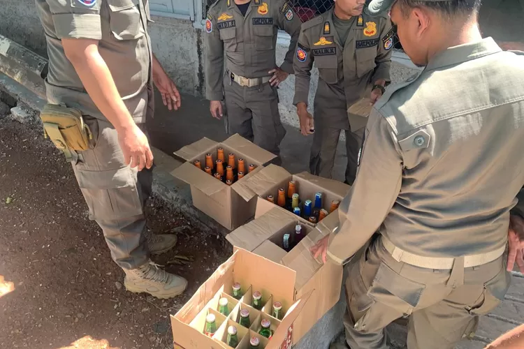 Penyitaan puluhan botol miras di Jalan Juanda, Kelurahan Baktijaya, Kecamatan Sukmajaya, Kota Depok. (DOKUMEN SATPOL PP DEPOK)