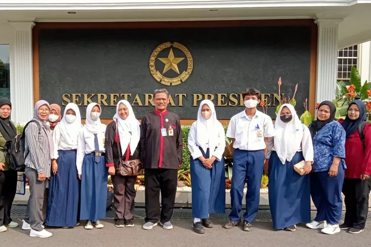 DKR Kota Depok mendampingi siswa miskin dalam pertemuan di Istana Negara, Kamis (11/7/2024). ( DOKUMEN DKR DEPOK)
