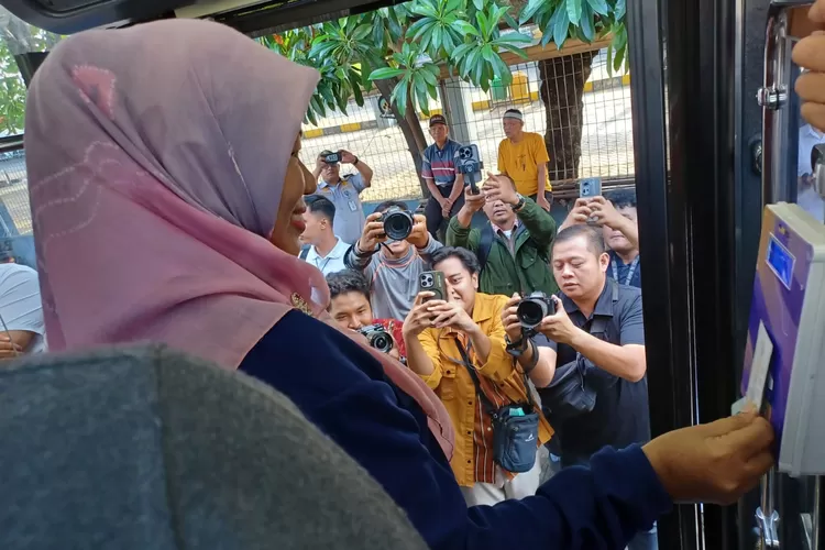 Penjabat Sekretaris Daerah (PJ Sekda) Kota Depok, Nina Suzana saat sedang mencoba tap out Biskita Trans Depok di Halte RS Hermina, Kecamatan Pancoran Mas, Kota Depok. (MONICA REISTIE/RADAR DEPOK)
