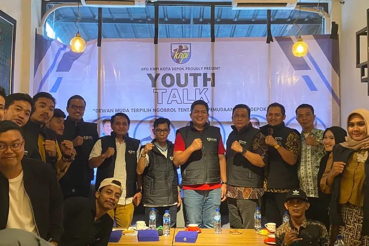 KOMPAK : Narasumber Anggota DPRD Kota Depok dari kalangan muda, Disporyata, dan jajaran KNPI Kota Depok serta OKP foto bersama dalam Diskusi Kepemudaan KNPI Kota Depok, di Red Steak, Kecamatan Sukmajay, Jumat (12/7/2024).  (ARNETKELMANUTU/RADARDEPOK)