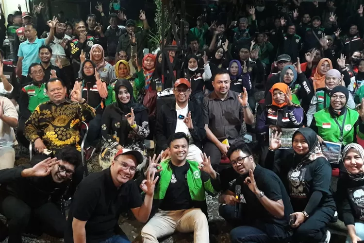 Calon Walikota Depok, Imam Budi Hartono, hadir dalam program kampanye dialog langsung bertajuk Nyentil Imam, di Kafe To See, Cipayung, Sabtu (13/7) malam.  (Junior/Radar Depok)