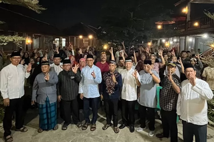 KOMPAK : Calon Walikota Depok, Imam Budi Hartono (keempat dari kiri) foto bersama usai deklarasi dukungan dari ratusan warga Kelurahan Pondok Petir, bertempat di Roemah Emak Tempat Kembali, Kelurahan Pondok Petir, Kecamatan Bojongsari, Kota Depok, Sabtu (13/7). (ALDY RAMA/RADAR DEPOK)