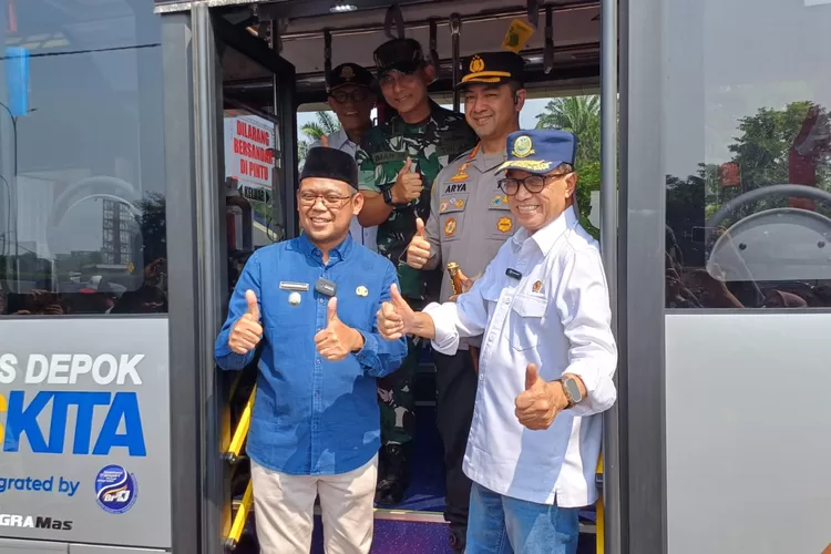 Wakil Walikota Depok, Imam Budi Hartono (Kanan), Mentri Perhubungan, Budi Karya Sumadi (Kiri) menjajal BISKITA Trans Depok. (ANDIKA EKA/RADAR DEPOK)