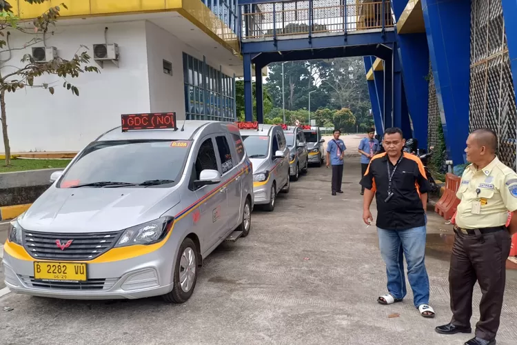 Tampak Angkot AC yang sudah mulai di uji coba di Kota Depok. (ANDIKA EKA/RADAR DEPOK)