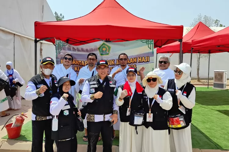 Ketua kloter 43 JKS, Ratna Komala saat sedang bertugas mendampingi jemaah haji asal Kota Depok di Arab Saudi. (DOK PRIBADI)