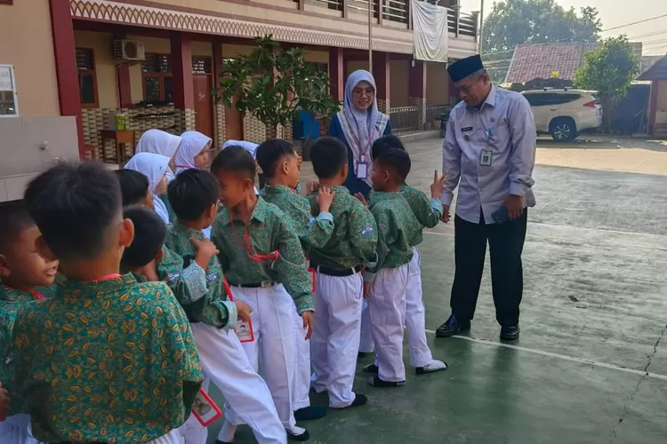 Lurah Sukmajaya, Mulyadi saat melakukan monitoring MPLS di MI Plus Al Ismaliyah, Kelurahan Sukmajaya, Kecamatan Sukmajaya, Selasa (16/7). (AGNESYA WIANDA/RADAR DEPOK)