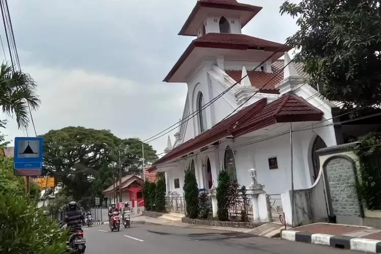 MELINTAS : Sejumlah pengendara ketika melintas di depan GPIB Imanuel, Jalan Pemuda, Kelurahan Depok, Kecamatan Pancoranmas. (RADAR DEPOK)