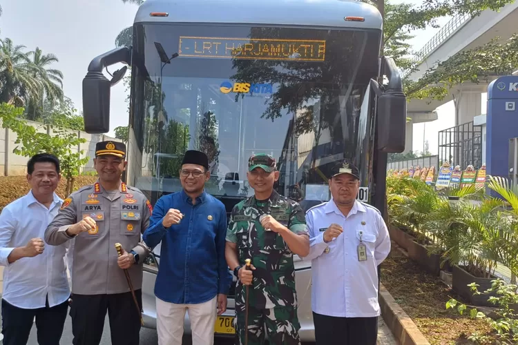 Foto bersama ASN Pemkot Depok di depan armada BISKITA Trans Depok di Staiusn LRT Harjamukti. (ANDIKA EKA/RADAR DEPOK)