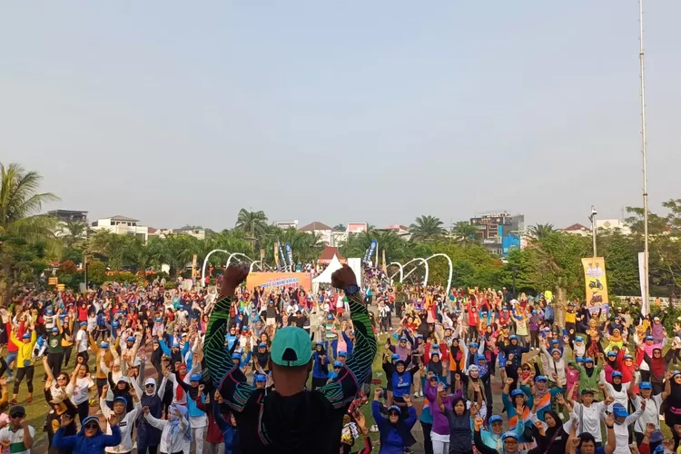 Suasana saat peserta senam dan jalan sehat melakukan senam bersama dalam pagelaran Piala Walikota Yamaha Gear 125 di Alun Alun Kota Depok, Minggu (21/7/2024) (DOKUMEN RADAR DEPOK)