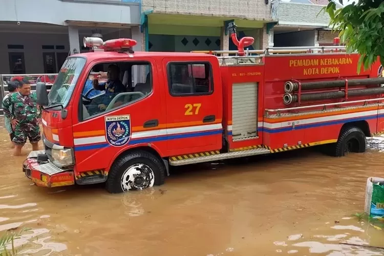 Mobil Damkar Kota Depok yang sedang bertugas (ist)