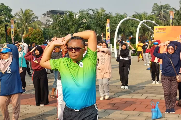 Kepala Disporyata Kota Depok, Eko Herwiyanto saat mengikuti senam sehat ulang tahun ke 14 Radar Depok, di Alun Alun Depok, Minggu (21/7).  (ANDIKA EKA/RADAR DEPOK)