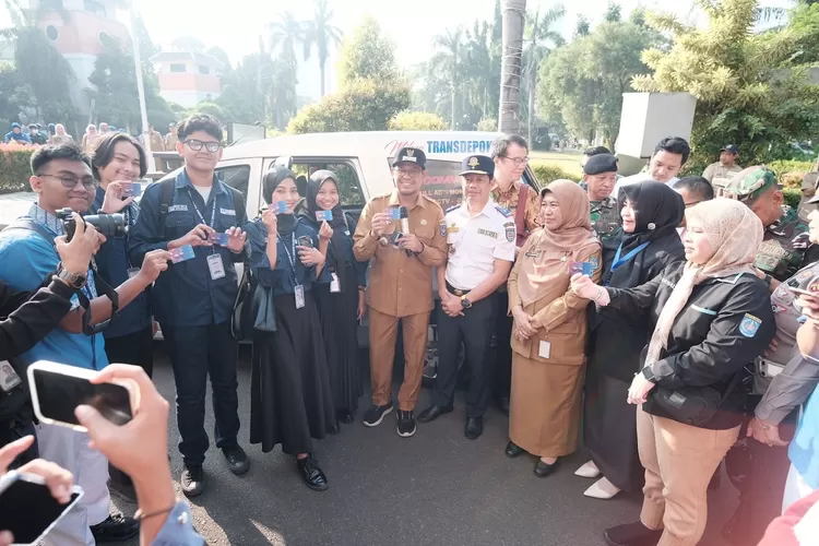 Foto bersama jajaran PT Commuter Anak Bangsa dengan Wakil Walikota Depok, Imam Budi Hartono, usai meresmikan Mikro Trans Depok, di Balaikota Depok. (ANDIKA EKA/RADAR DEPOK )